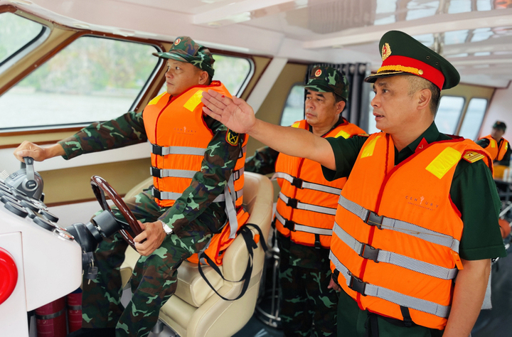 Quảng Ninh bố trí tàu quân đội tuần tra cả ngày tại Vịnh Hạ Long- Ảnh 1. Quảng Ninh bố trí tàu quân đội tuần tra cả ngày tại Vịnh Hạ Long- Ảnh 1.