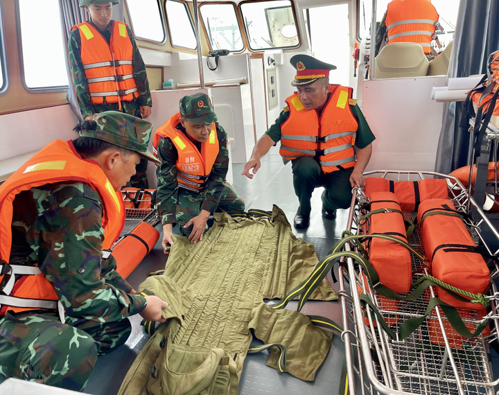 Quảng Ninh bố trí tàu quân đội tuần tra cả ngày tại Vịnh Hạ Long- Ảnh 2. Quảng Ninh bố trí tàu quân đội tuần tra cả ngày tại Vịnh Hạ Long- Ảnh 2.
