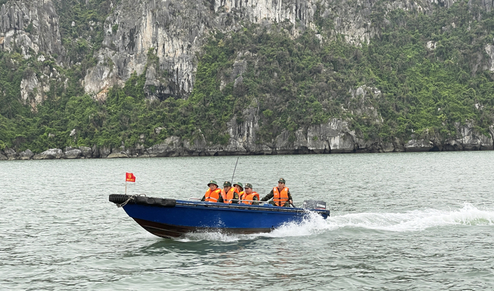 Quảng Ninh bố trí tàu quân đội tuần tra cả ngày tại Vịnh Hạ Long- Ảnh 3. Quảng Ninh bố trí tàu quân đội tuần tra cả ngày tại Vịnh Hạ Long- Ảnh 3.