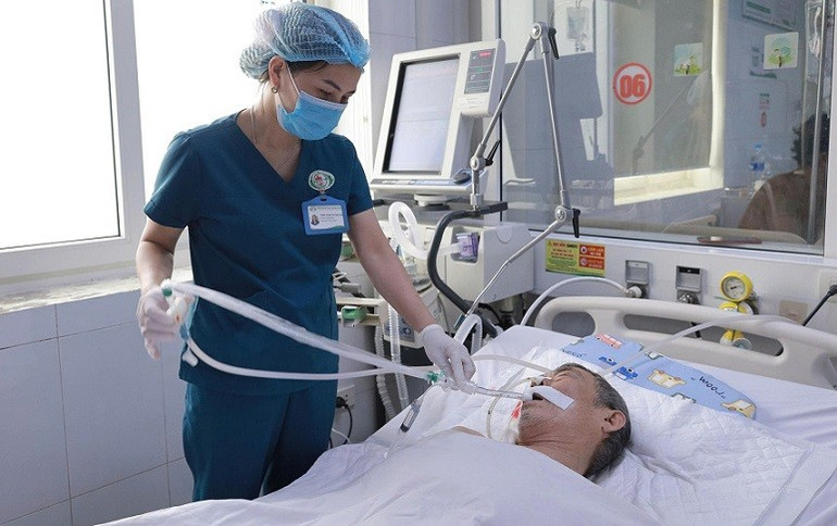 Nữ điều dưỡng Nghệ An cứu sống du khách ngưng tim giữa phố Hoa Lư, vỏn vẹn hơn 1 phút khiến ai cũng "nín thở"- Ảnh 1.