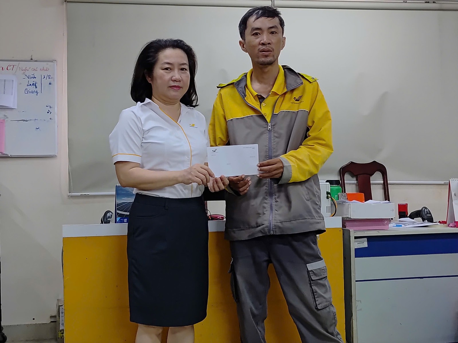 Phí ship chỉ 165K, vị khách ở TPHCM chuyển khoản luôn 165 triệu đồng: Shipper lập tức báo cáo luôn lãnh đạo đơn vị- Ảnh 2.