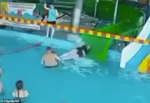 Bé trai 6 tuổi bị vỡ gan do người phụ nữ lao từ máng trượt rơi trúng, bất ngờ người cha ruột bị điều tra hình sự- Ảnh 1.