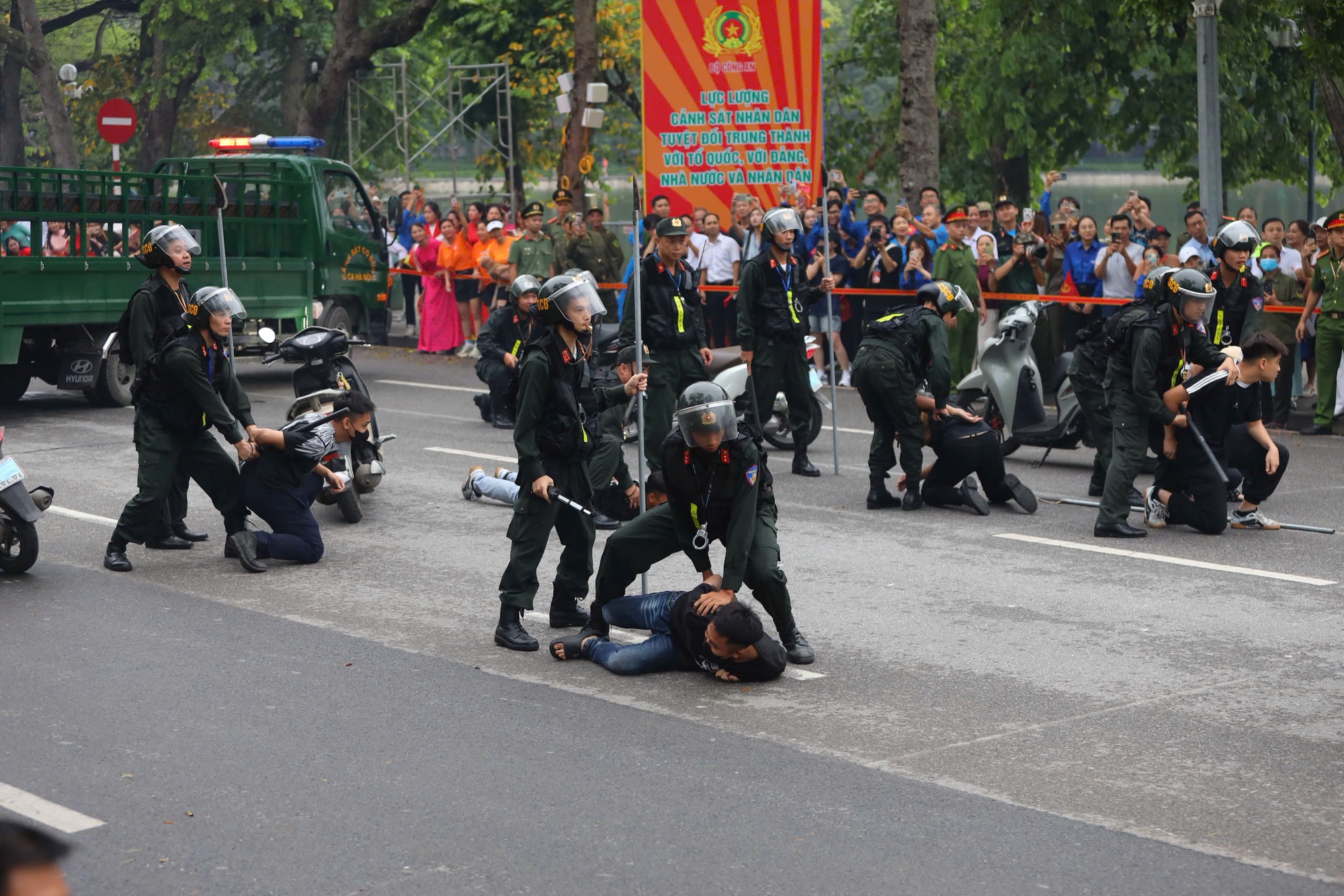 Nữ sĩ quan Công an trình diễn võ thuật, quật ngã tội phạm trên phố- Ảnh 17.