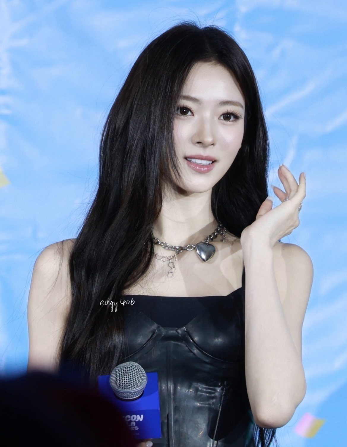 Vóc dáng hoàn hảo của tân binh đẹp nhất Kpop hóa ra chỉ là 