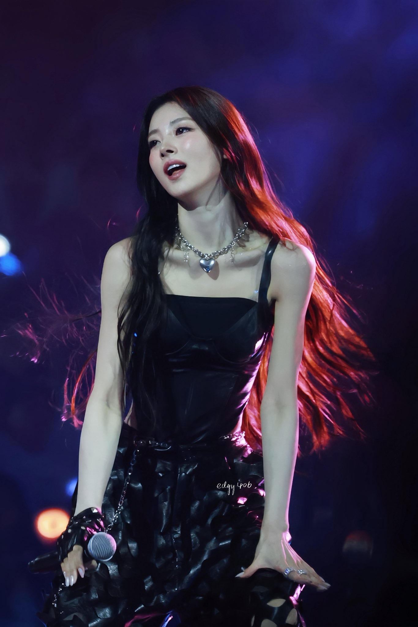 Vóc dáng hoàn hảo của tân binh đẹp nhất Kpop hóa ra chỉ là 