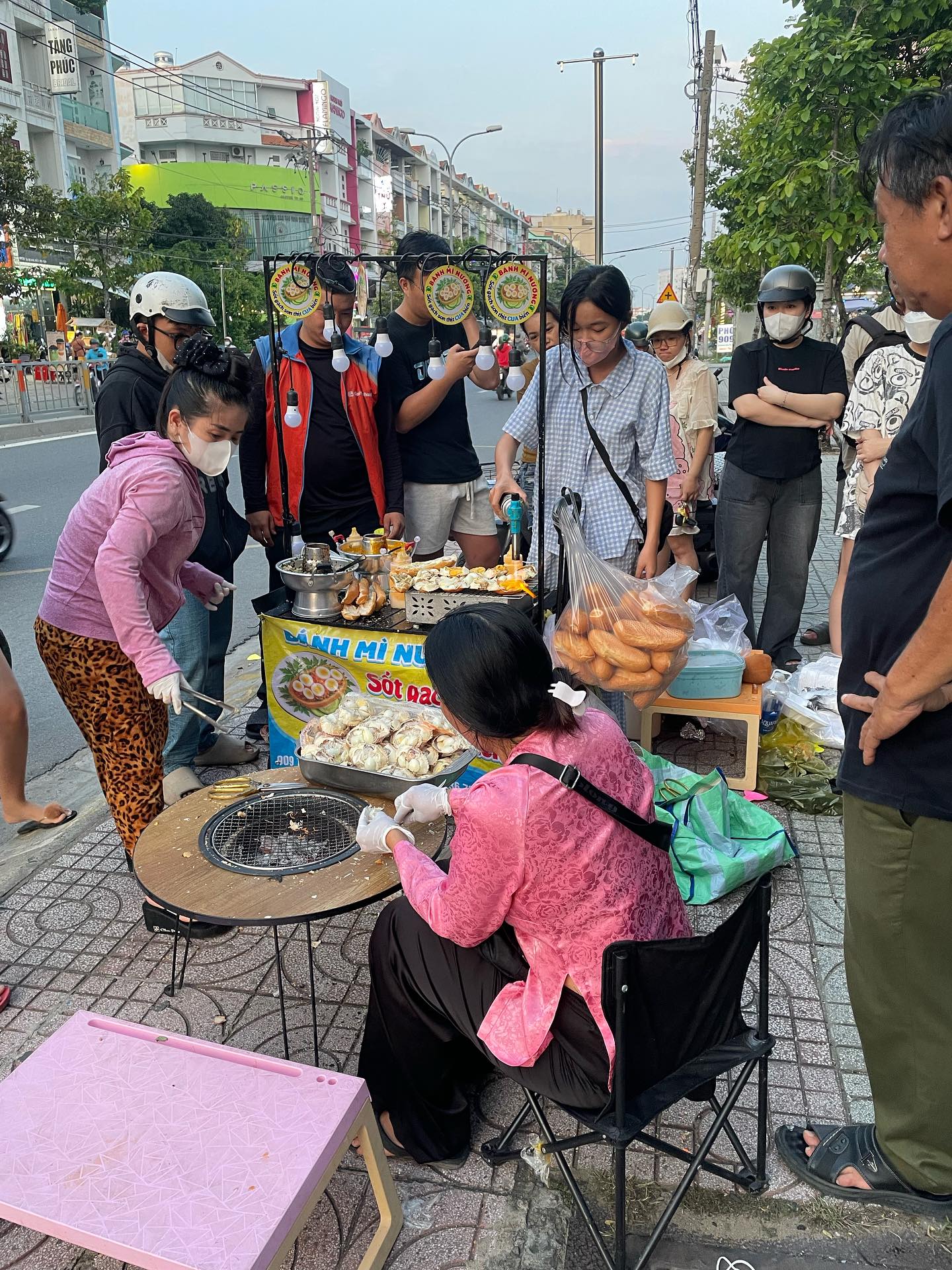 C&ocirc; b&eacute; 14 tuổi ở TPHCM g&acirc;y sốt với m&oacute;n b&aacute;nh m&igrave; gạch cua, chỉ mở b&aacute;n đ&uacute;ng 2 tiếng l&agrave; hết sạch 600 phần!- Ảnh 5.