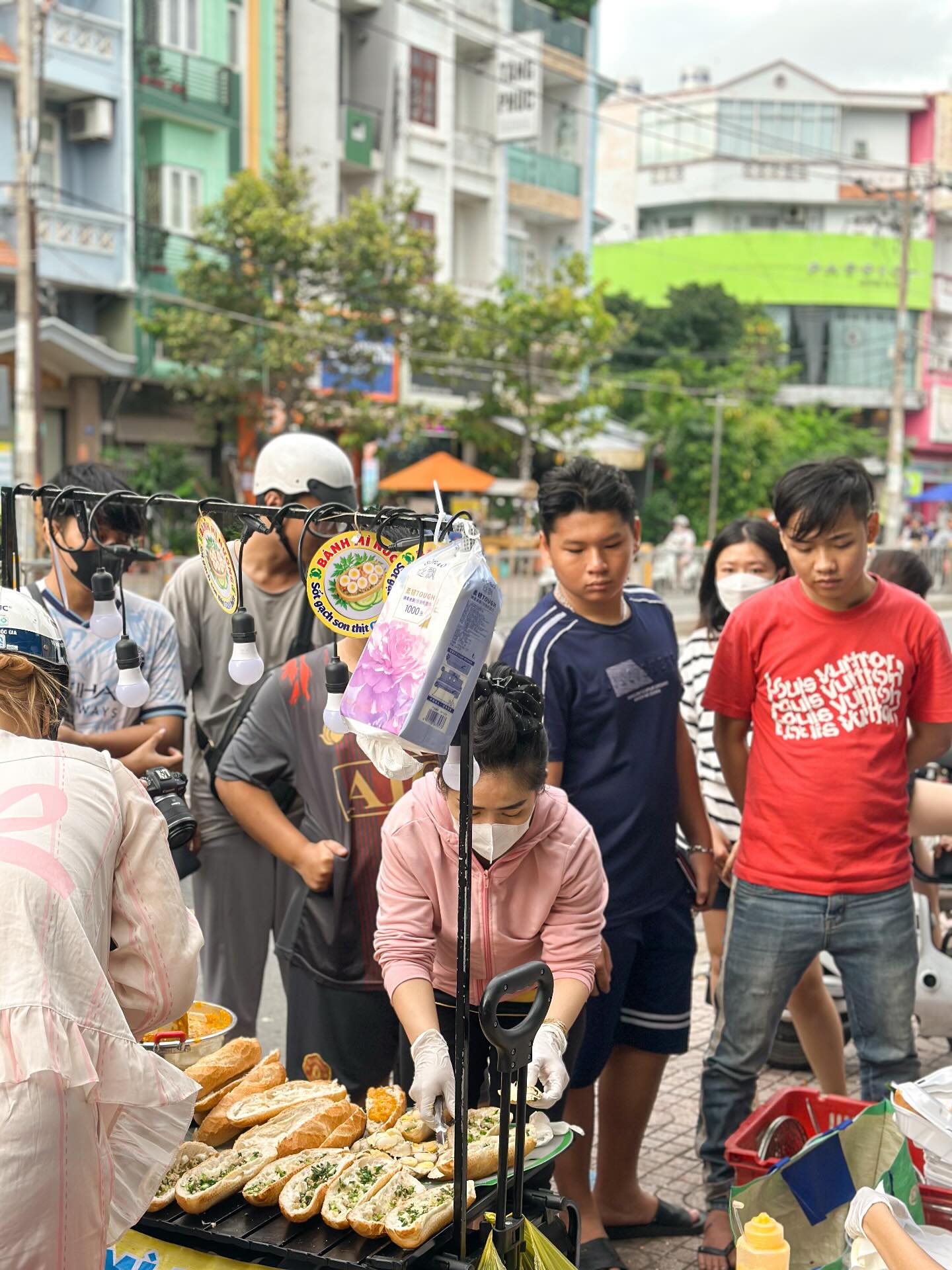 C&ocirc; b&eacute; 14 tuổi ở TPHCM g&acirc;y sốt với m&oacute;n b&aacute;nh m&igrave; gạch cua, chỉ mở b&aacute;n đ&uacute;ng 2 tiếng l&agrave; hết sạch 600 phần!- Ảnh 6.