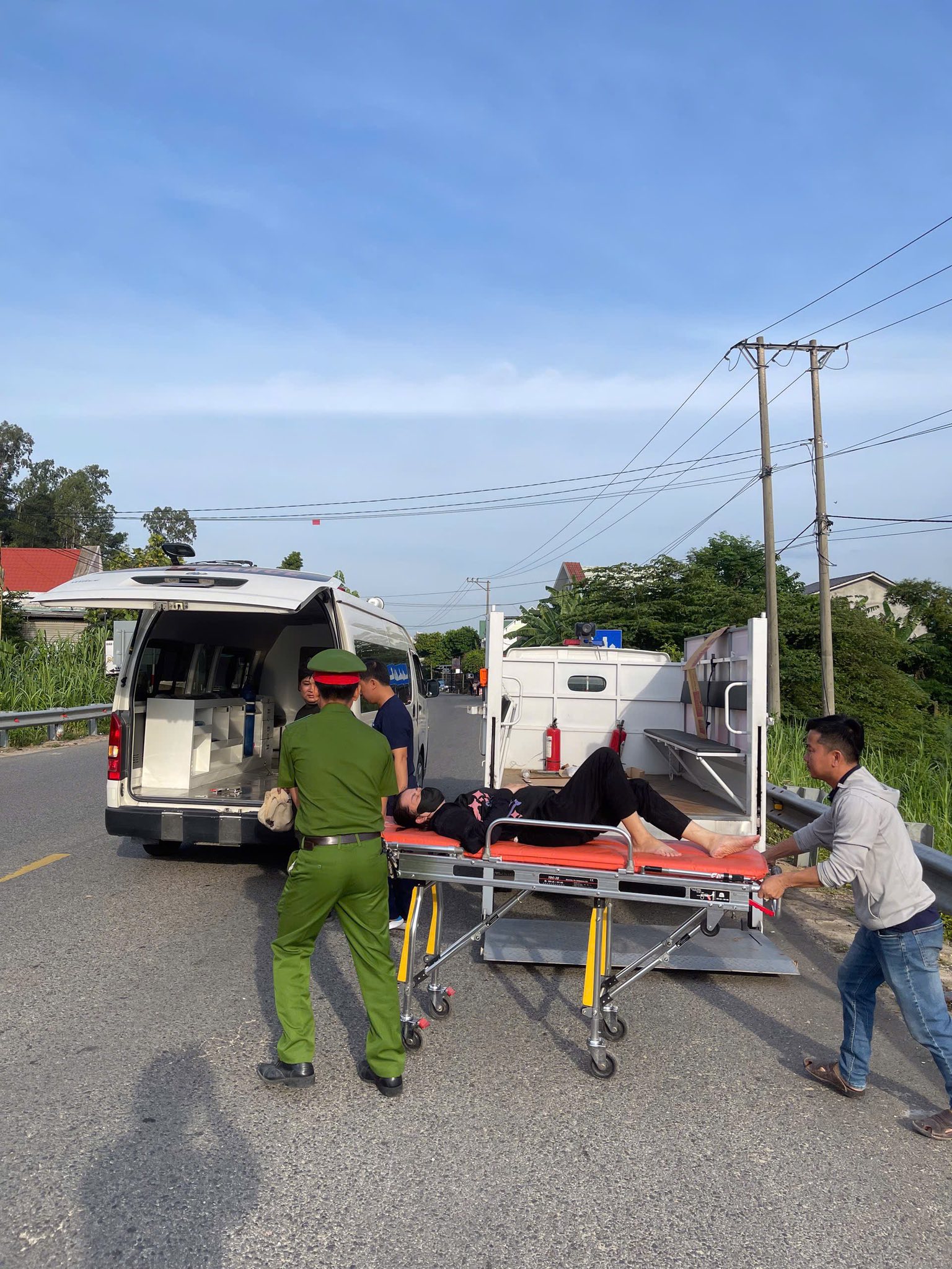 Công an xã ở Đà Nẵng kịp thời đưa thai phụ bị tai nạn đi cấp cứu- Ảnh 1.