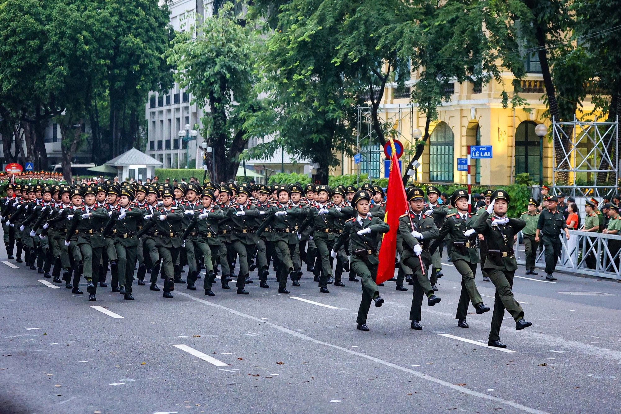 Nữ sĩ quan Công an trình diễn võ thuật, quật ngã tội phạm trên phố- Ảnh 8.