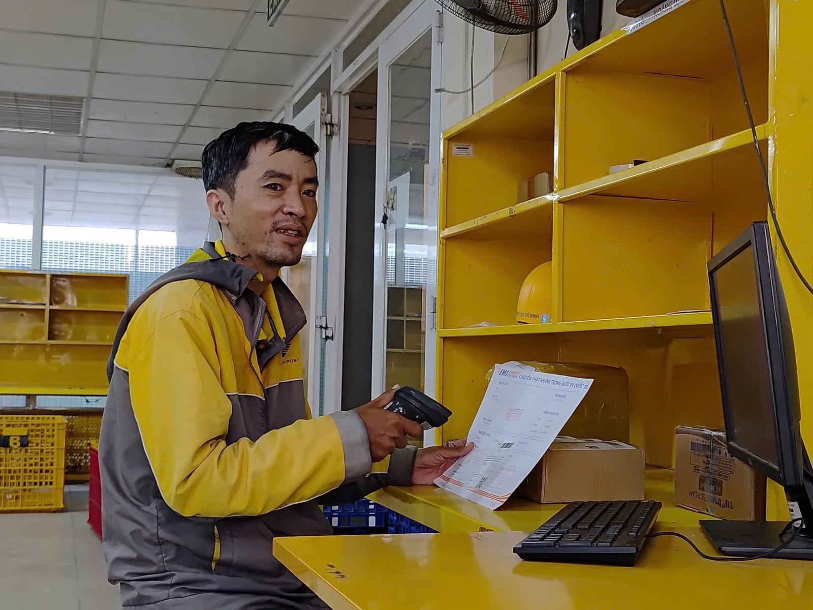 Phí ship chỉ 165K, vị khách ở TPHCM chuyển khoản luôn 165 triệu đồng: Shipper lập tức báo cáo luôn lãnh đạo đơn vị- Ảnh 1.