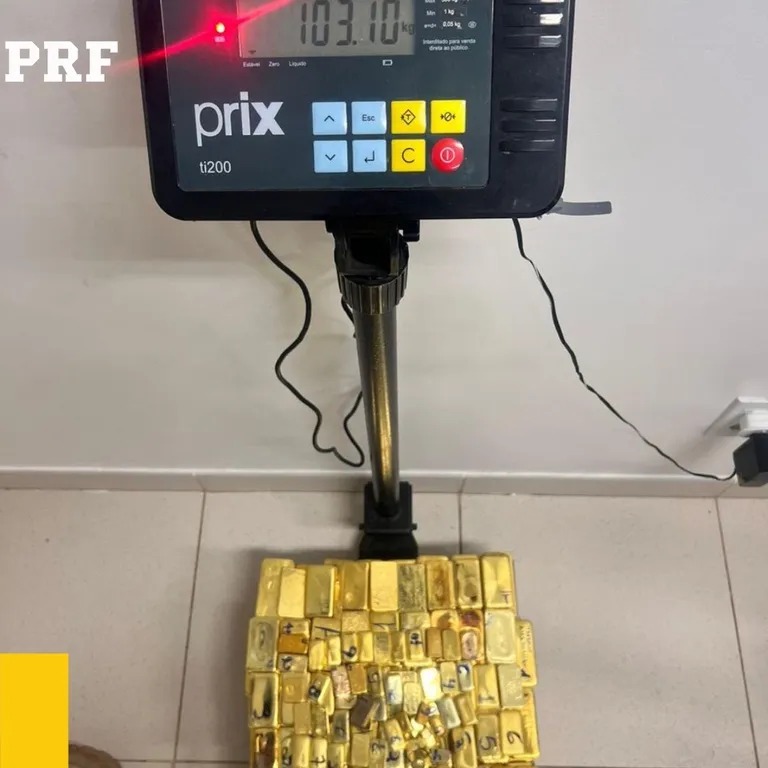 Tịch thu hơn 100 thỏi vàng nguyên chất nặng 103 kg, trị giá 291 tỷ đồng trên xe ô tô: Danh tính người bị bắt giữ gây bất ngờ- Ảnh 2.