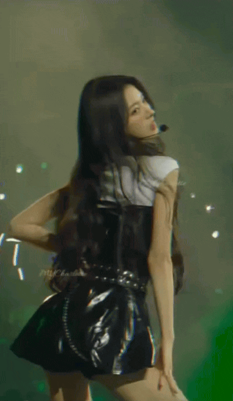 Vóc dáng hoàn hảo của tân binh đẹp nhất Kpop hóa ra chỉ là 