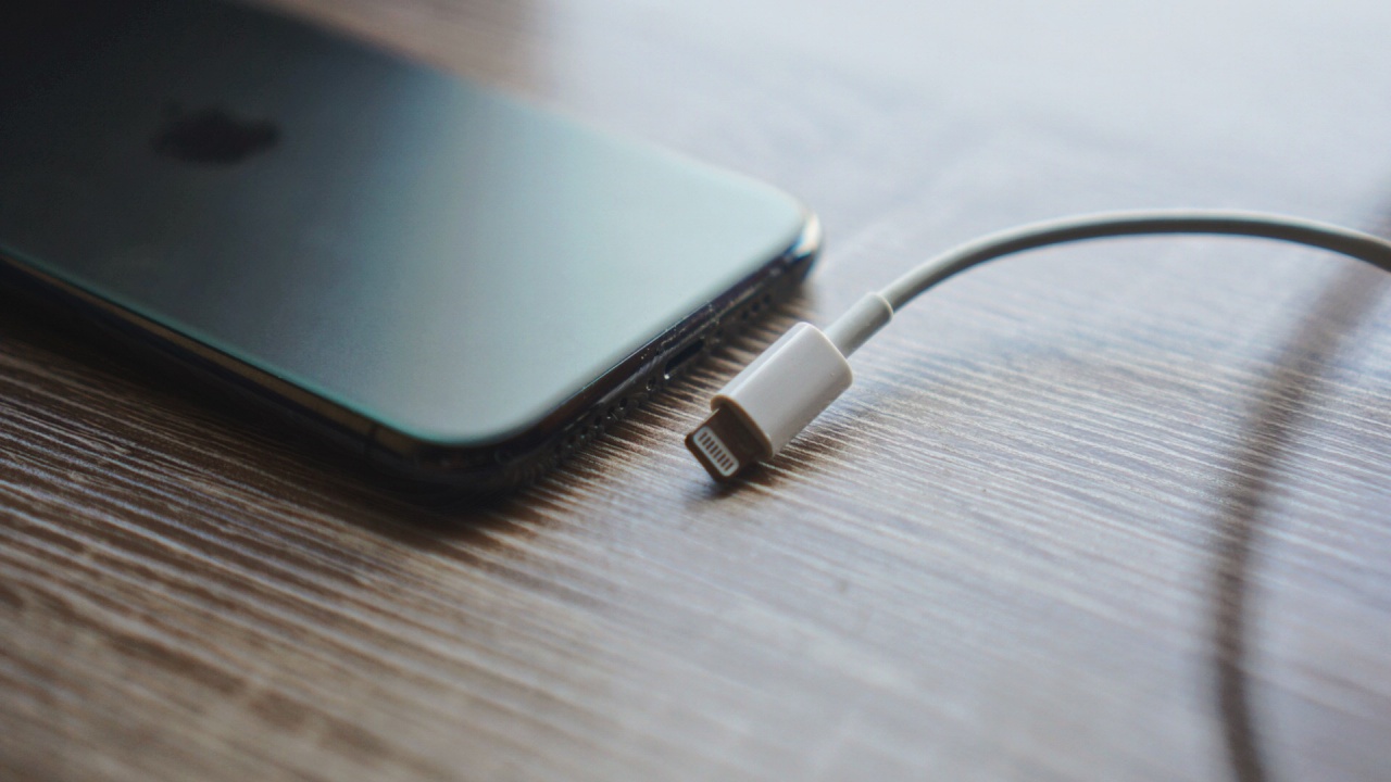 Nói thật là, 2025 rồi còn mua iPhone cổng Lightning là dở- Ảnh 1.