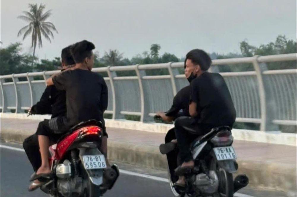 Đi xe máy không đội mũ bảo hiểm, nhóm thiếu niên bị phạt 41,5 triệu- Ảnh 1.