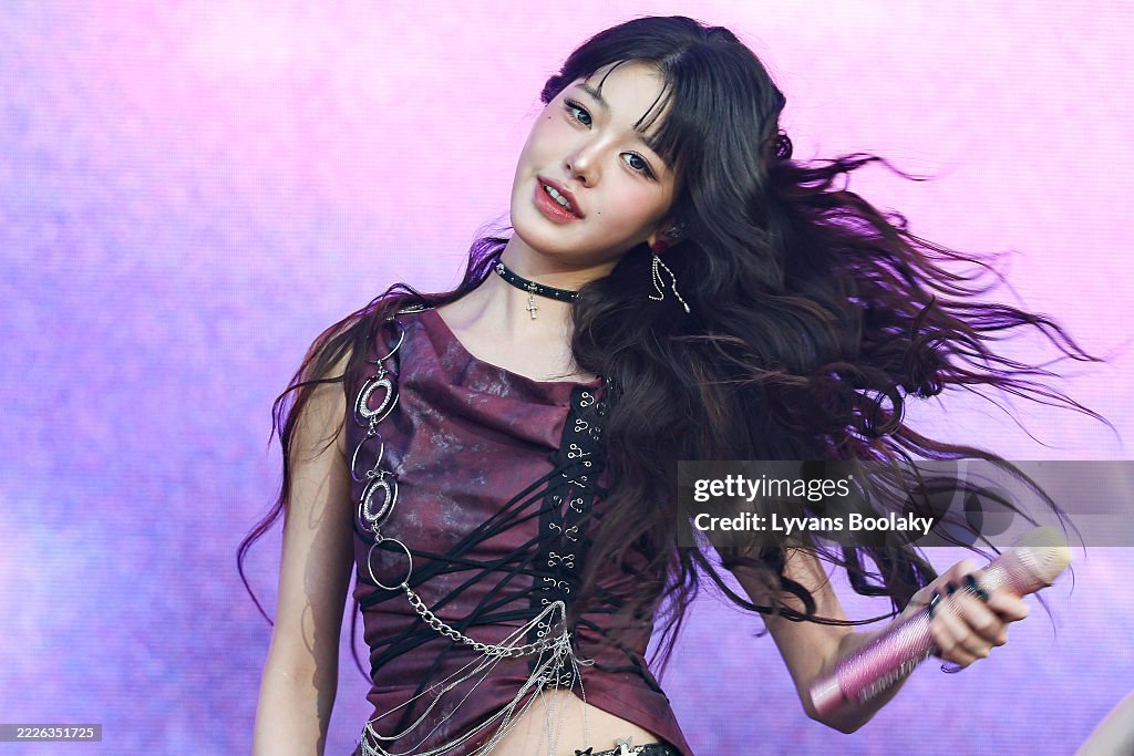 Tình cảnh đám đông thờ ơ đến sợ nói lên 1 điều về công chúa Kpop- Ảnh 2.