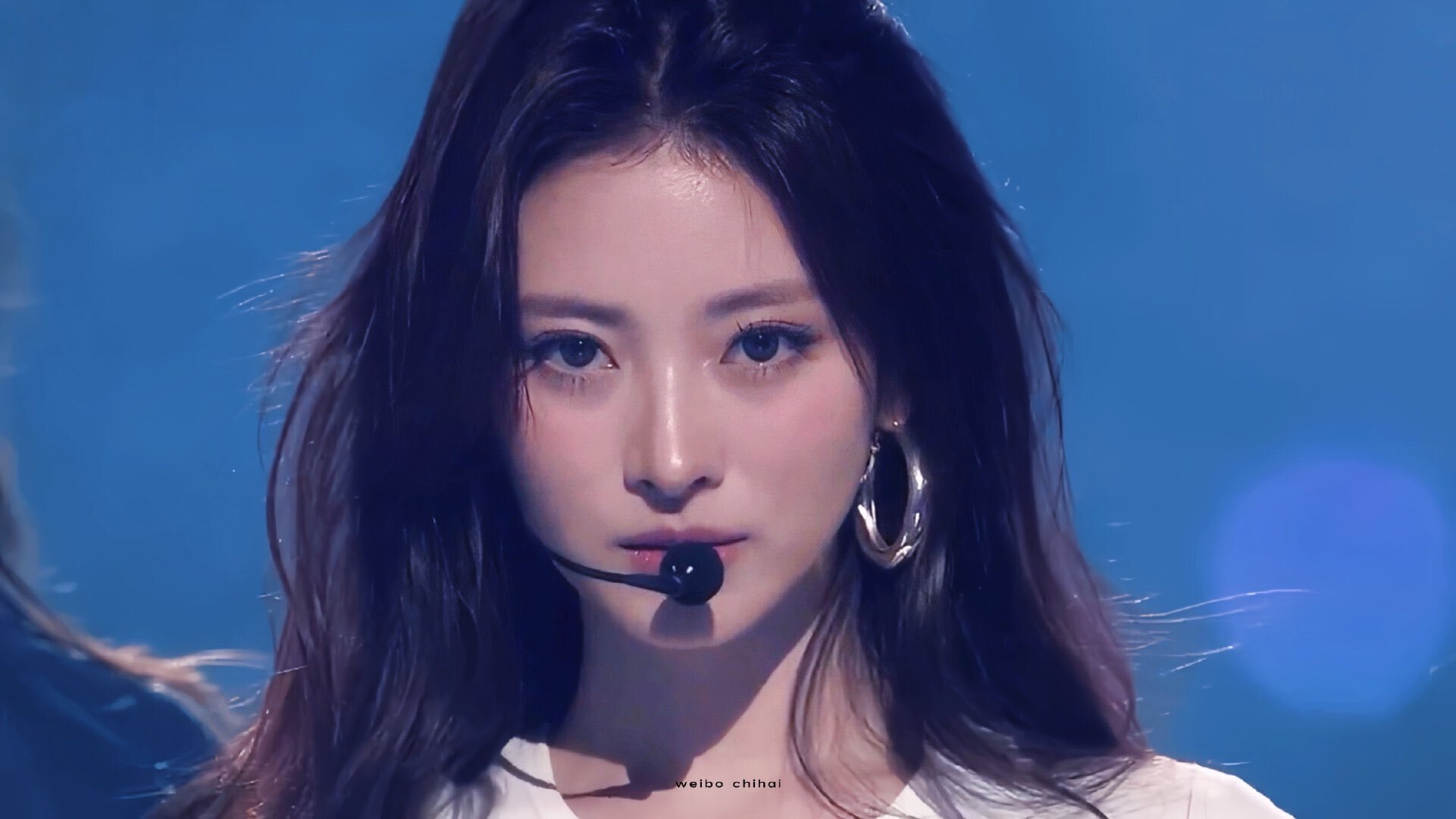 Vóc dáng hoàn hảo của tân binh đẹp nhất Kpop hóa ra chỉ là 