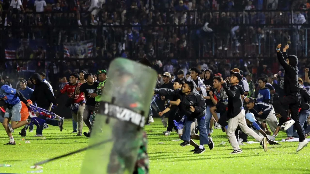 CĐV không ngừng quậy phá khiến FIFA tiếp tục trừng phạt bóng đá Indonesia- Ảnh 1. CĐV không ngừng quậy phá khiến FIFA tiếp tục trừng phạt bóng đá Indonesia- Ảnh 1.