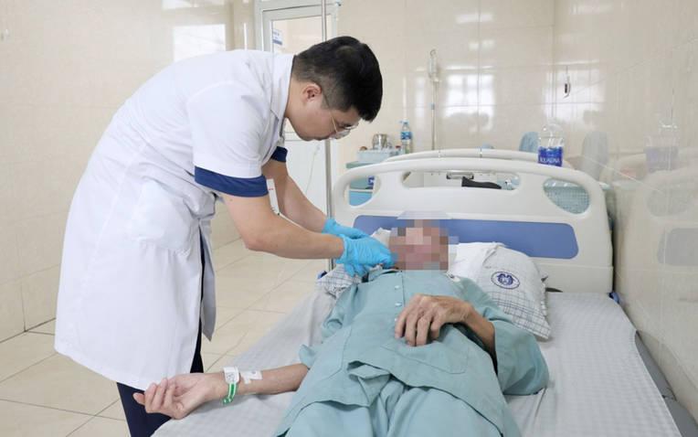 Rùng mình: Giòi bò lổn nhổn bên trong vết thương vùng cổ- Ảnh 1.