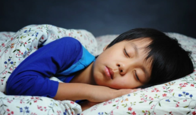 Cảnh báo: Hãy để ý lúc con bạn ngủ, nếu có những dấu hiệu này thì có thể IQ sẽ bị suy giảm!- Ảnh 1.