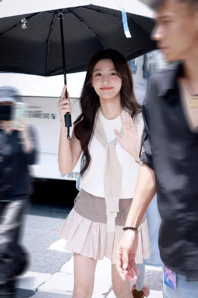 Thảm họa thời trang Cbiz thoát kiếp mặc xấu, xinh đến độ còn được sánh với Jisoo- Ảnh 3.