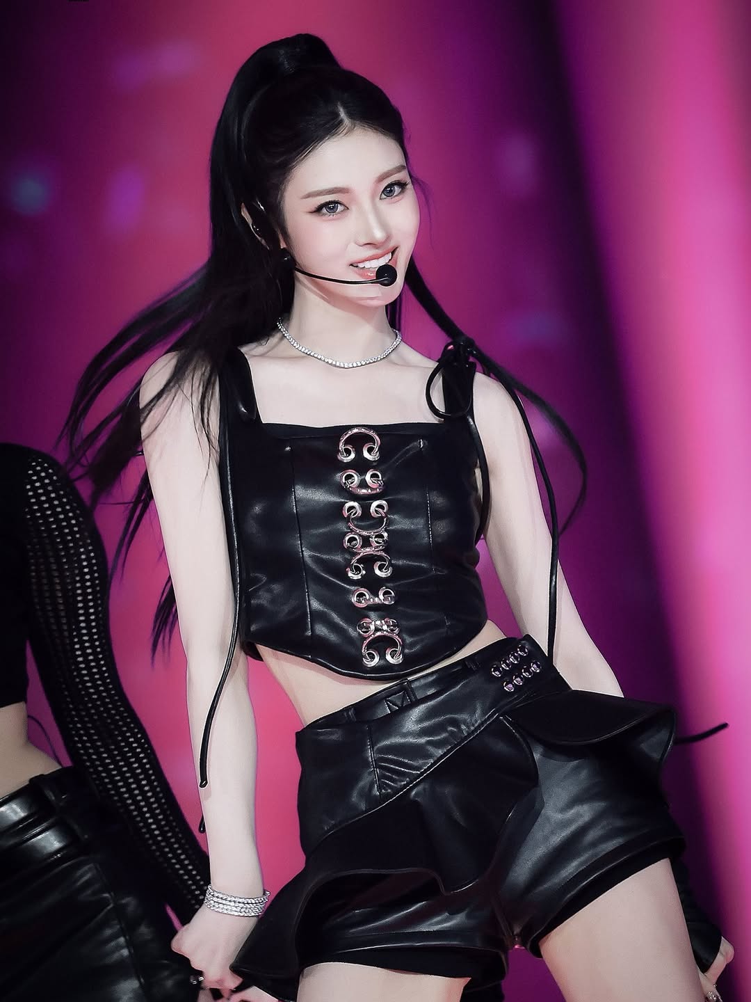 Vóc dáng hoàn hảo của tân binh đẹp nhất Kpop hóa ra chỉ là 