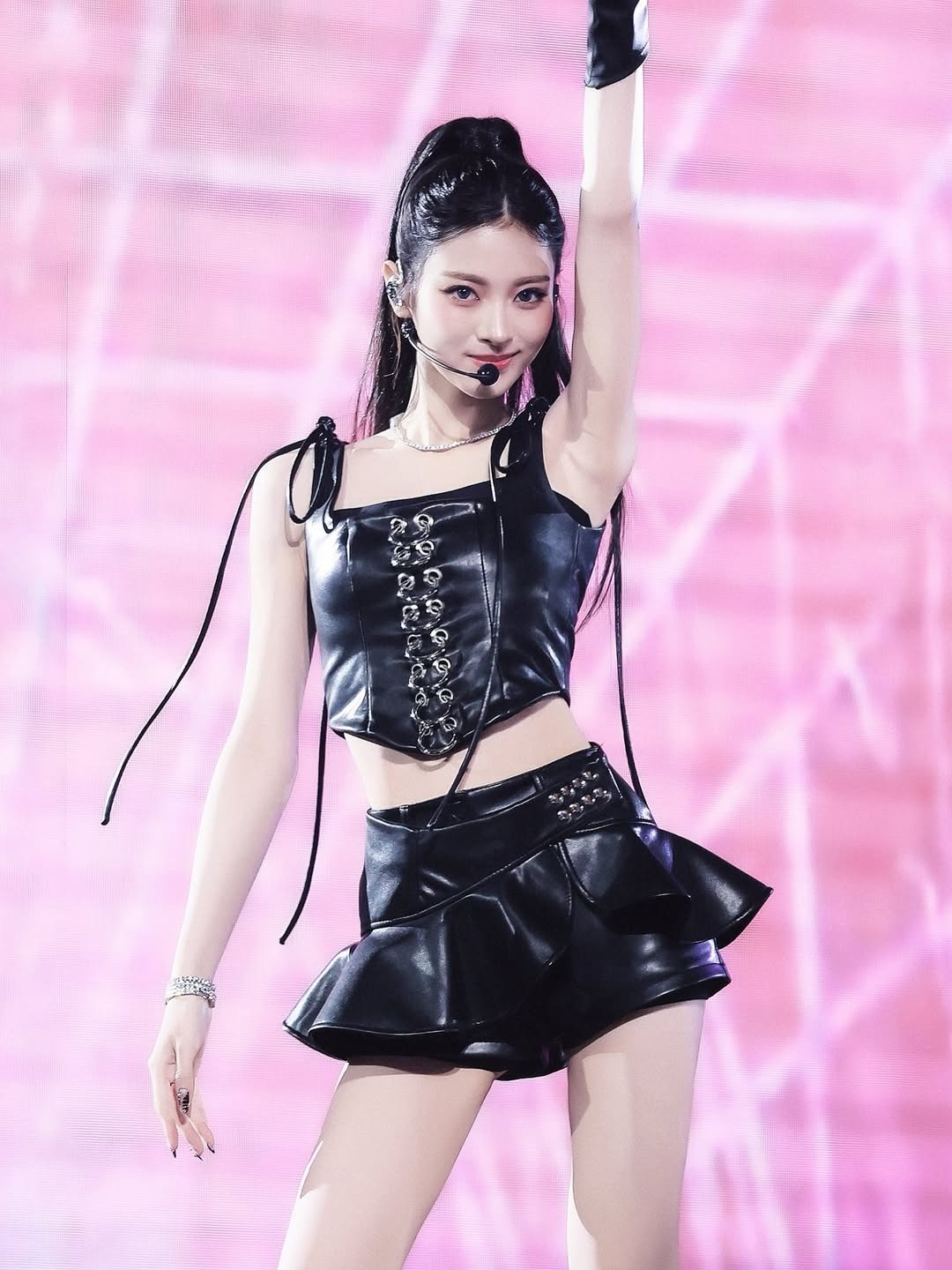 Vóc dáng hoàn hảo của tân binh đẹp nhất Kpop hóa ra chỉ là 