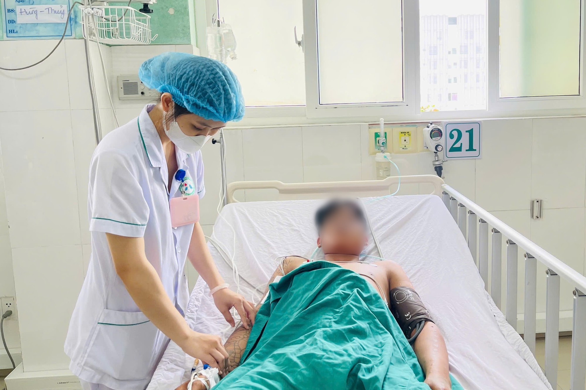 Ăn mắm cá chua tự làm, 2 cha phải cấp cứu vì ngộ độc botulinum- Ảnh 2.