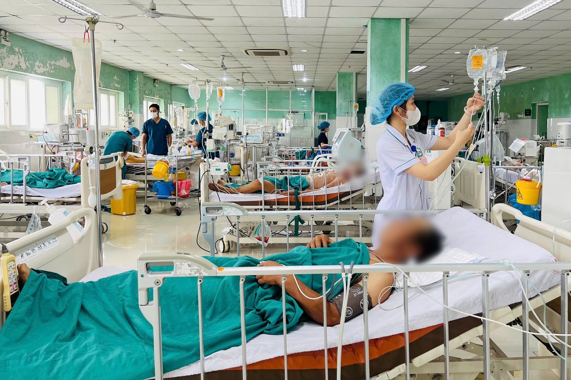 Ăn mắm cá chua tự làm, 2 cha phải cấp cứu vì ngộ độc botulinum- Ảnh 1.
