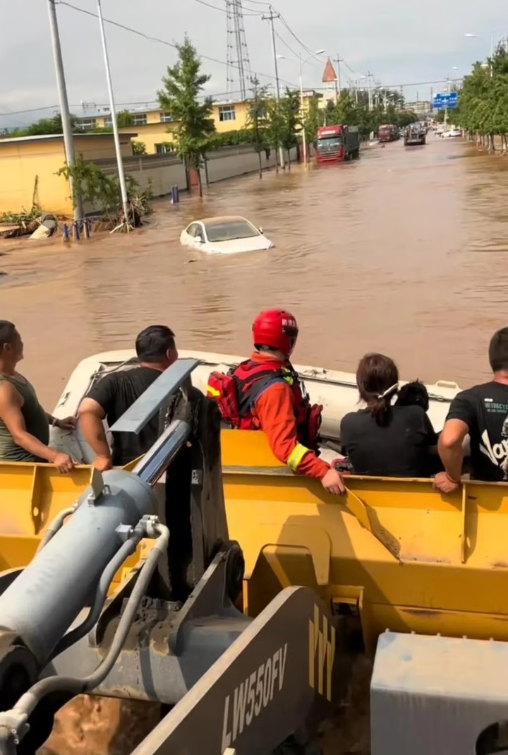 "Người hùng" dùng gầu xúc đất của máy ủi cứu hơn 100 nạn nhân lũ lụt- Ảnh 2.