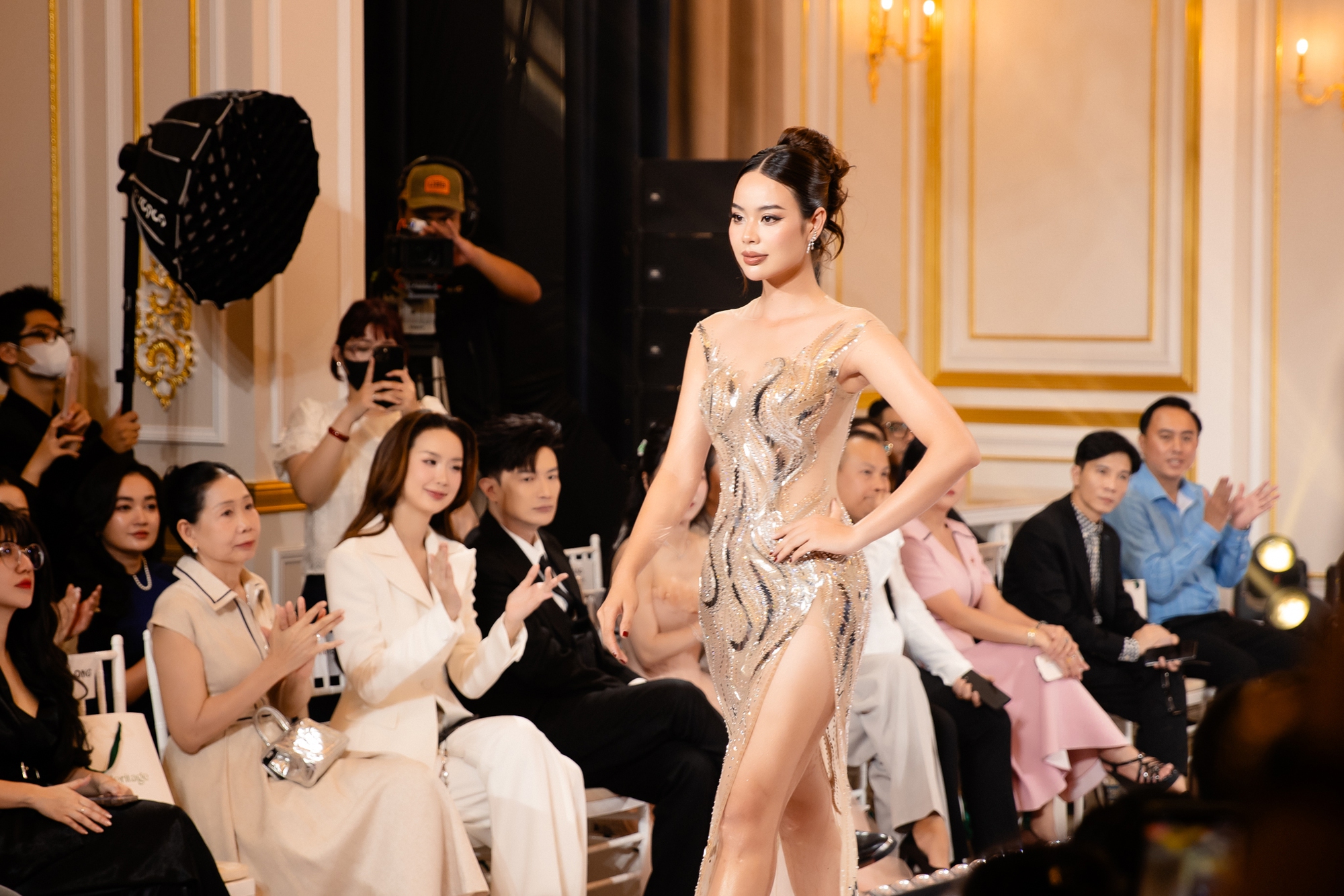 Hoa hậu Lê Nguyễn Bảo Ngọc chính thức chinh chiến Miss World, netizen bùng tranh cãi vì hành động này!- Ảnh 21.