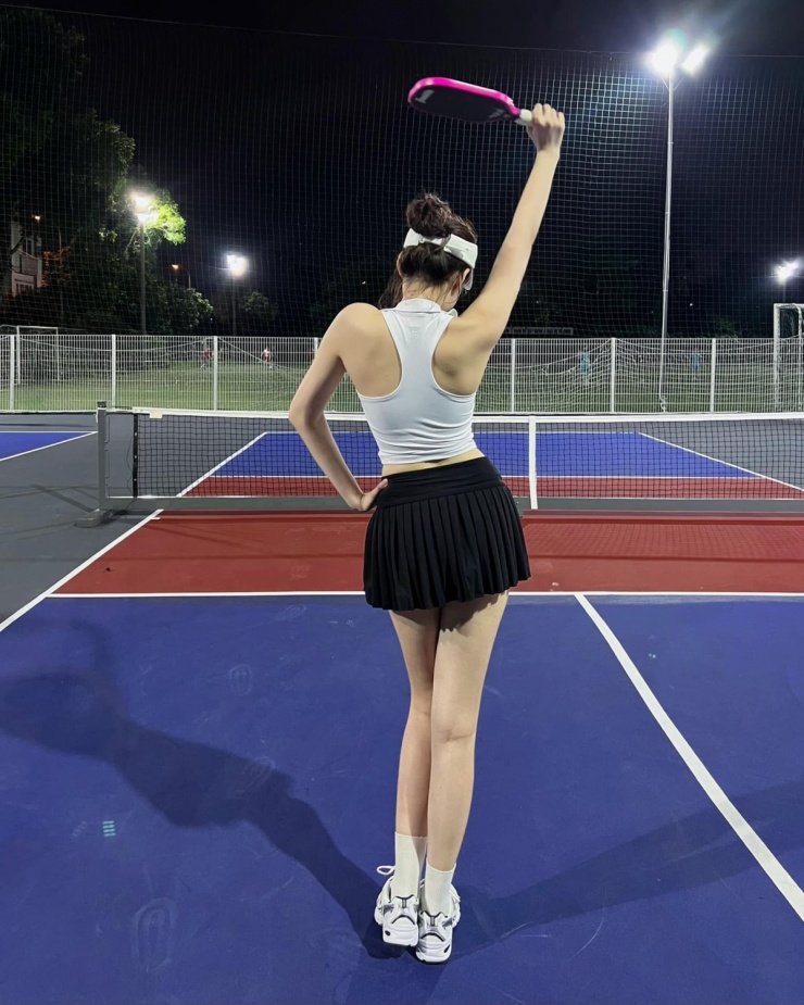 Chị đẹp, gái xinh khoe body nét căng trên sân pickleball, mua phụ kiện ở đâu?- Ảnh 7.