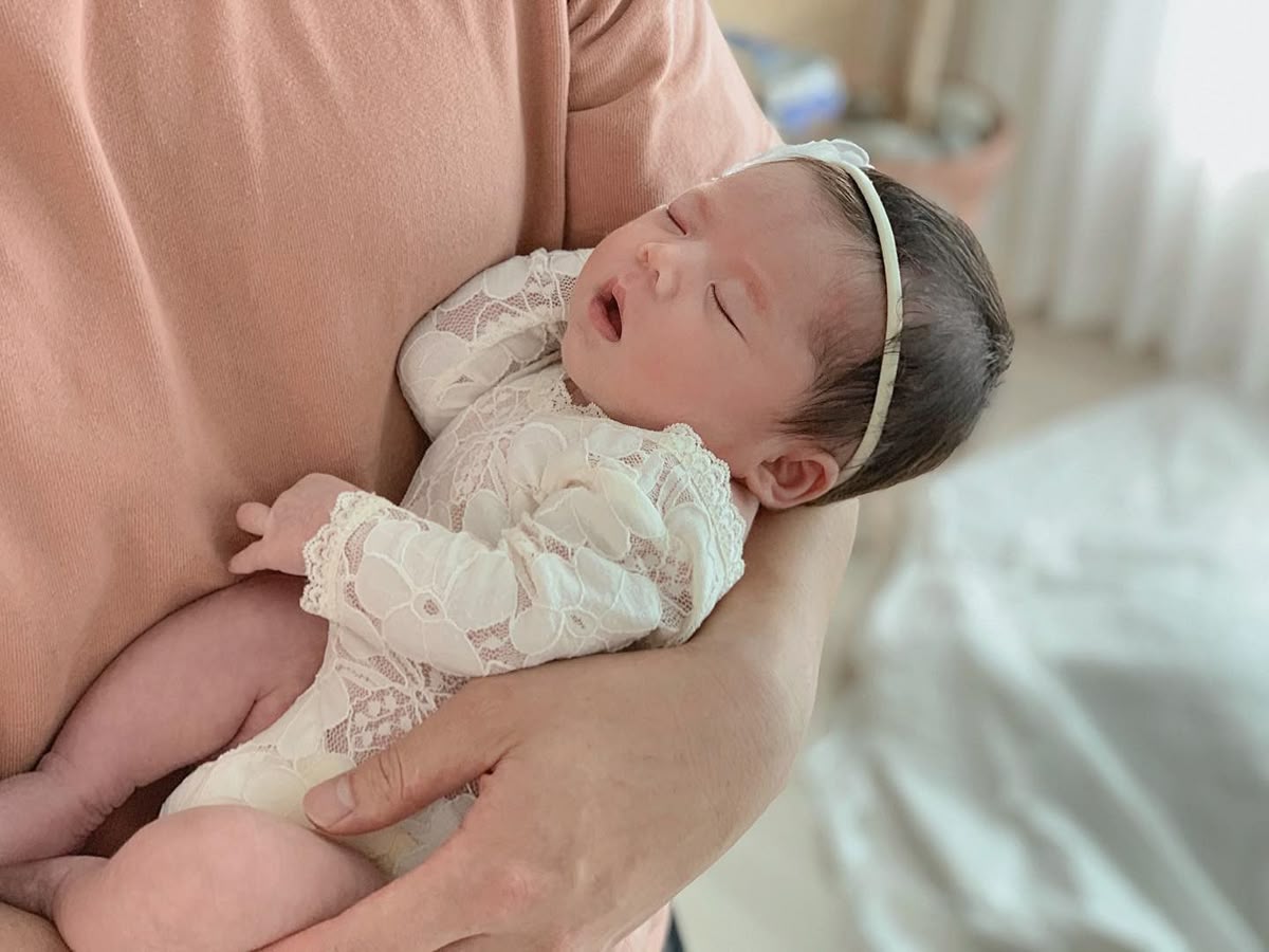 Sau sinh, ai là người bế bé đầu tiên? Mẹ đừng chọn qua loa vì lý do không ngờ sau đây- Ảnh 1.
