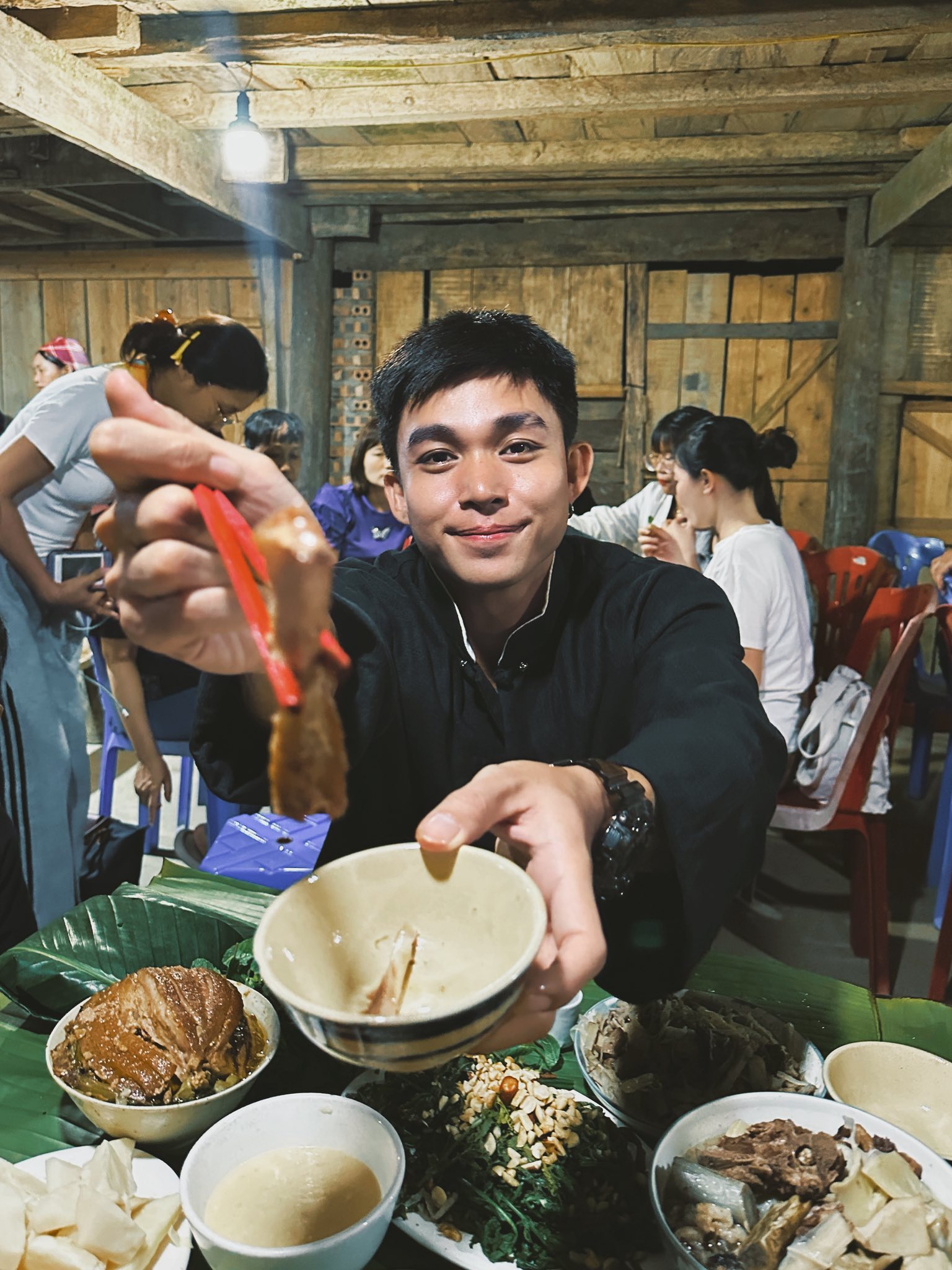 Jun Phạm về Bản Liền cùng bà con trồng loại cây đặc sản, chị Thông tiết lộ thời điểm có thể 