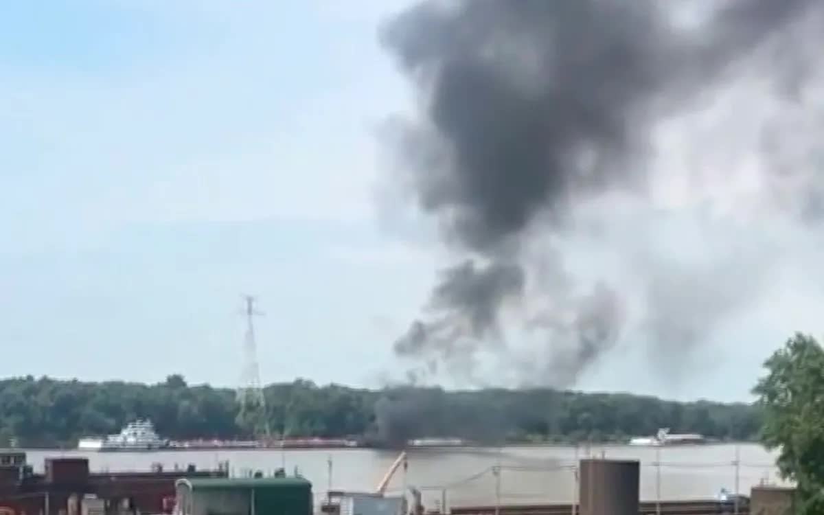 Hiện trường vụ rơi trực thăng trên sông Mississippi, Mỹ ngày 7/8/2025 (Ảnh cắt từ video NBC News)