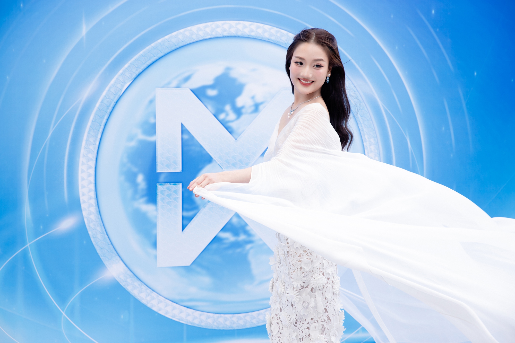 Hoa hậu Lê Nguyễn Bảo Ngọc chính thức chinh chiến Miss World, netizen bùng tranh cãi vì hành động này!- Ảnh 11.