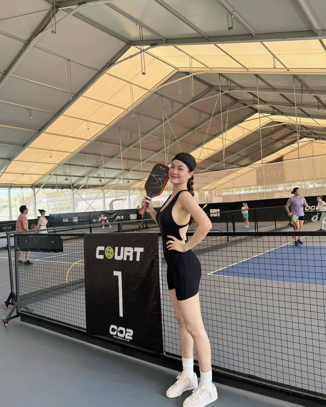 Chị đẹp, gái xinh khoe body nét căng trên sân pickleball, mua phụ kiện ở đâu?- Ảnh 2.