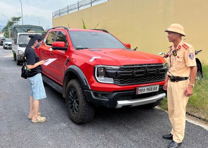 Xe bán tải vượt đèn đỏ, lộ biển số giả "lộc phát"- Ảnh 2.