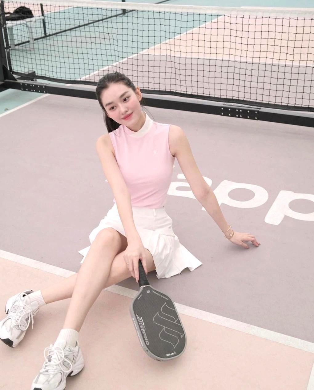 Chị đẹp, gái xinh khoe body nét căng trên sân pickleball, mua phụ kiện ở đâu?- Ảnh 3.