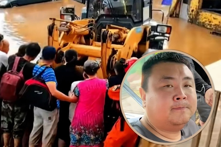 "Người hùng" dùng gầu xúc đất của máy ủi cứu hơn 100 nạn nhân lũ lụt- Ảnh 1.