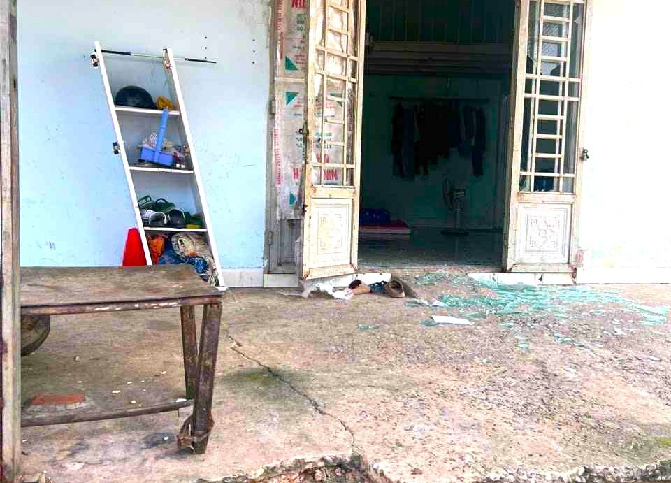 Bị chém gần đứt lìa chân khi mang hung khí đi tìm đối thủ- Ảnh 1.