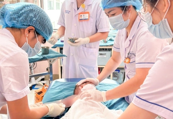 Lật nồi lẩu đang sôi, ba anh em bỏng nặng- Ảnh 1.