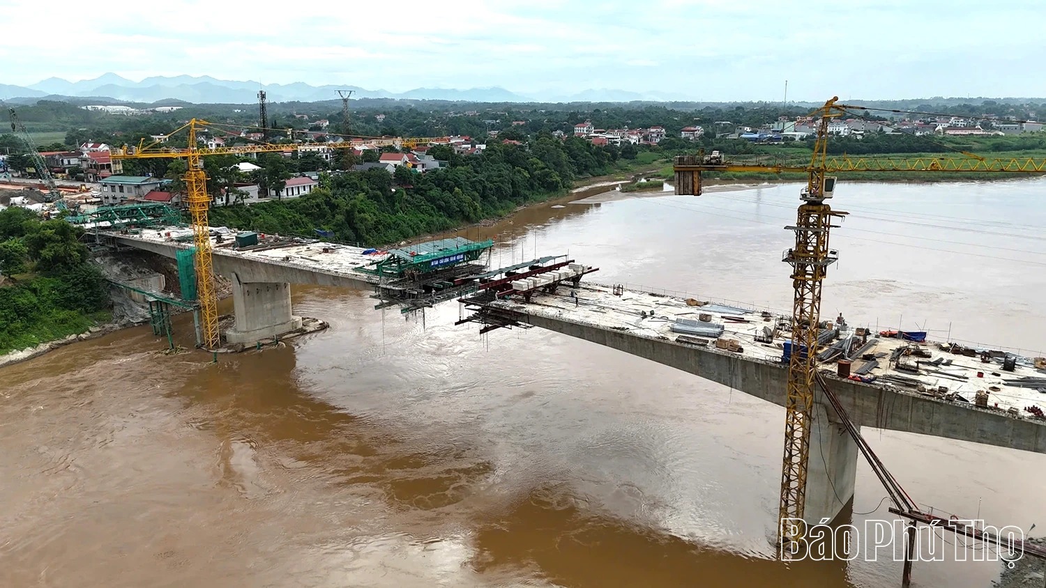 Hàng triệu người dân Phú Thọ sắp đón tin vui: Cầu Phong Châu bắc qua sông Hồng sẽ hợp long vào dịp đặc biệt quan trọng- Ảnh 1.