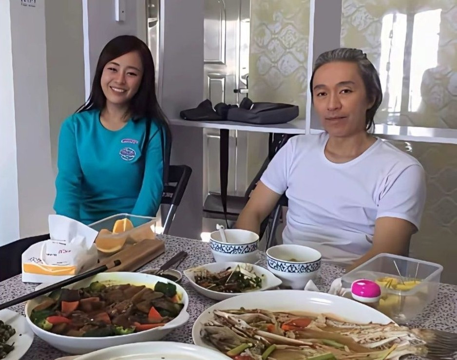 Mỹ nữ đáng tuổi con vây quanh Châu Tinh Trì- Ảnh 1.