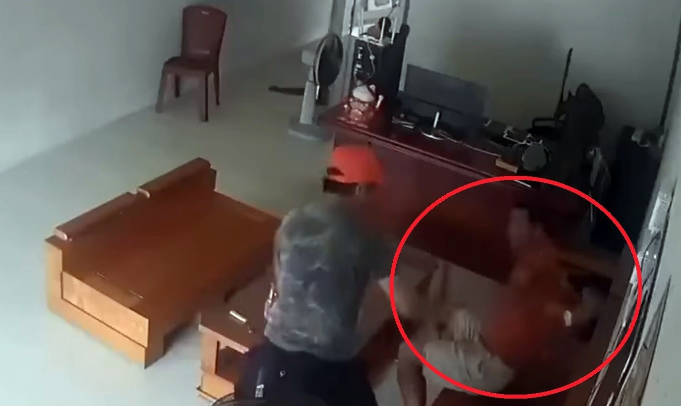 Người đàn ông bị chém đứt cánh tay khi đang ngồi chơi ở nhà bạn- Ảnh 1.