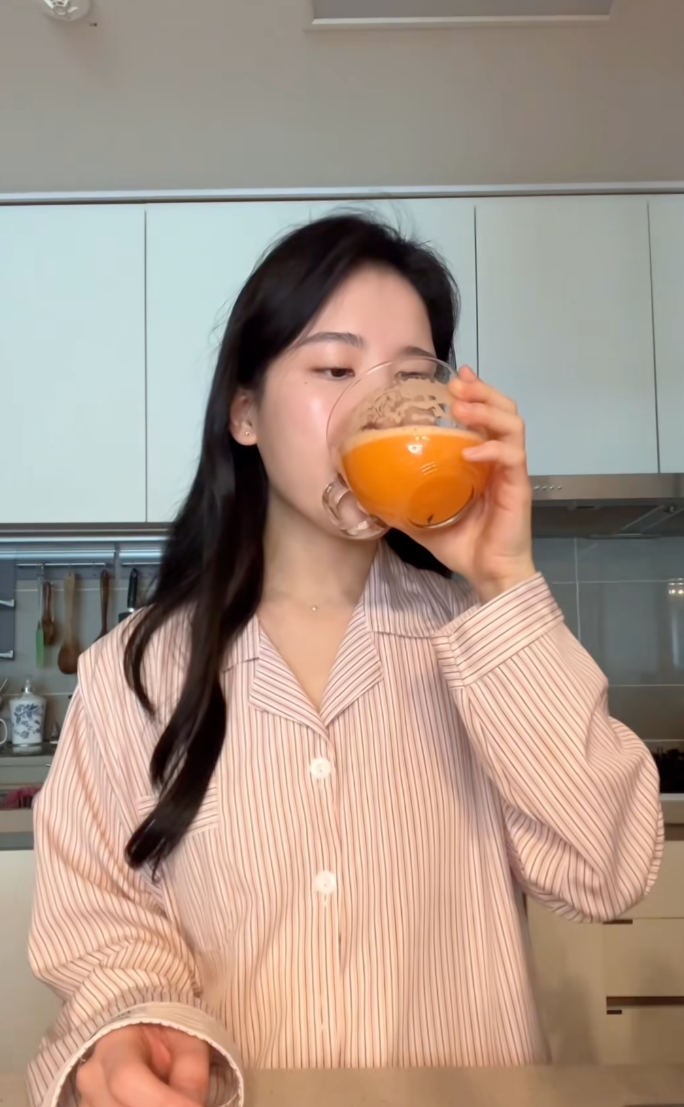 Chống già ở tuổi ngoài 35: Mỗi ngày uống một cốc nước màu cam được ví như 