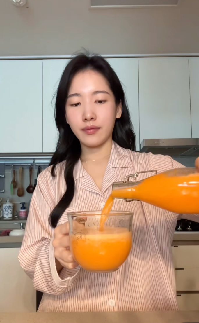 Chống già ở tuổi ngoài 35: Mỗi ngày uống một cốc nước màu cam được ví như 