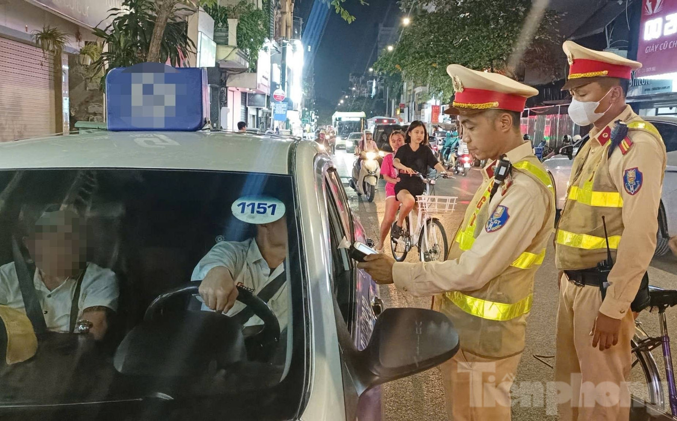 Tài xế vi phạm nồng độ cồn bỏ lại xe, nói 'về nhà lấy phương tiện khác chở vợ đi trực'- Ảnh 8.
