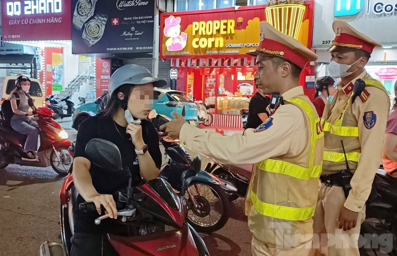 Tài xế vi phạm nồng độ cồn bỏ lại xe, nói 'về nhà lấy phương tiện khác chở vợ đi trực'- Ảnh 7.