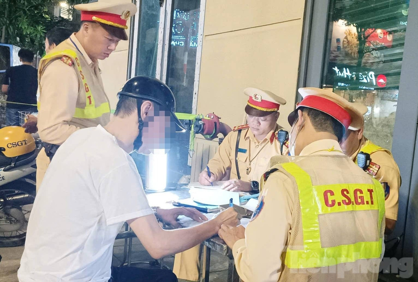 Tài xế vi phạm nồng độ cồn bỏ lại xe, nói 'về nhà lấy phương tiện khác chở vợ đi trực'- Ảnh 6.
