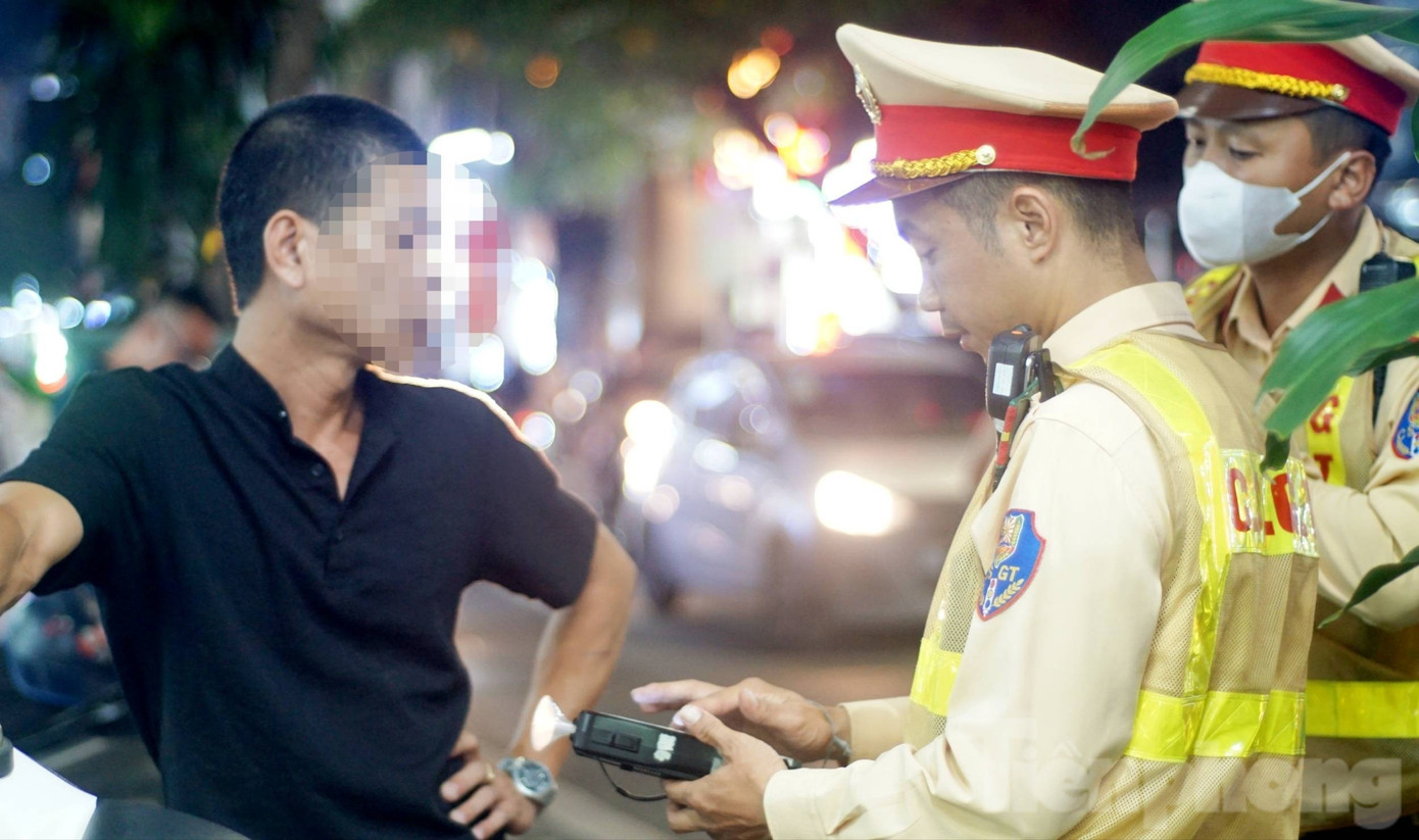 Tài xế vi phạm nồng độ cồn bỏ lại xe, nói 'về nhà lấy phương tiện khác chở vợ đi trực'- Ảnh 1.